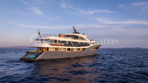 Bella gallery image