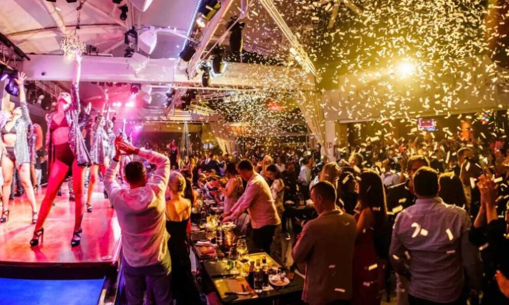 El Lío Ibiza nightclub with people dancing and confetti falling