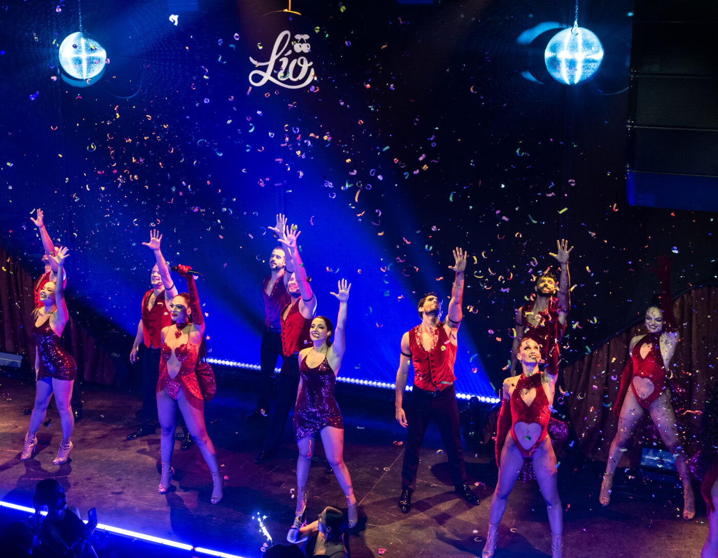 Lío Mallorca cabaret club with dancers performing on stage