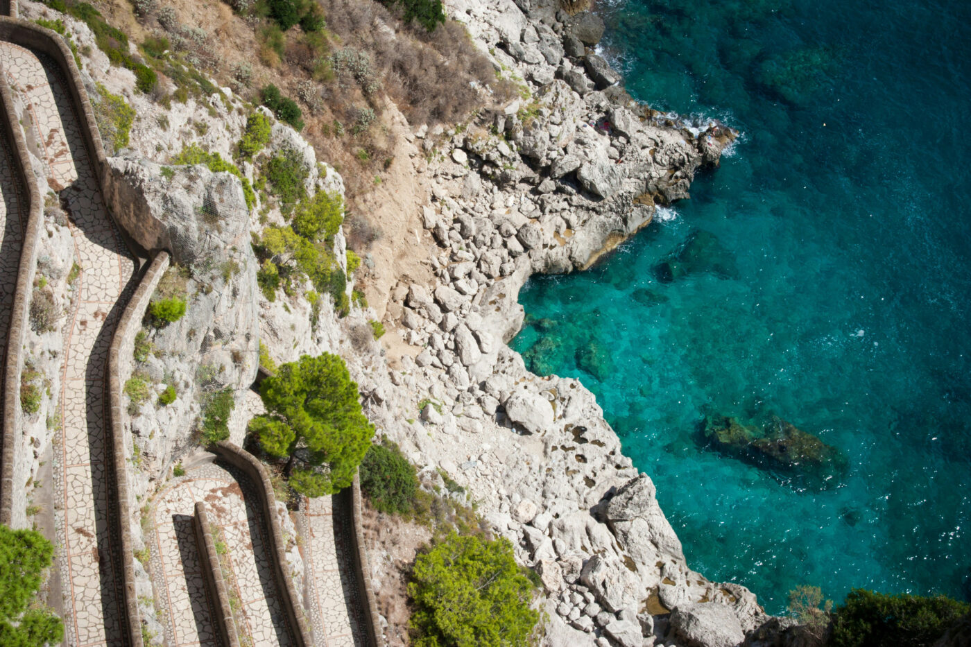 Turquoise water along Via Krupp in Capri