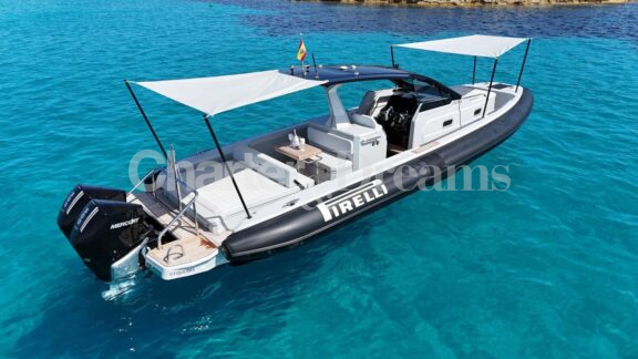 Alquiler de lancha Pirelli 35 tt DHAMMA en Ibiza con Charter & Dreams