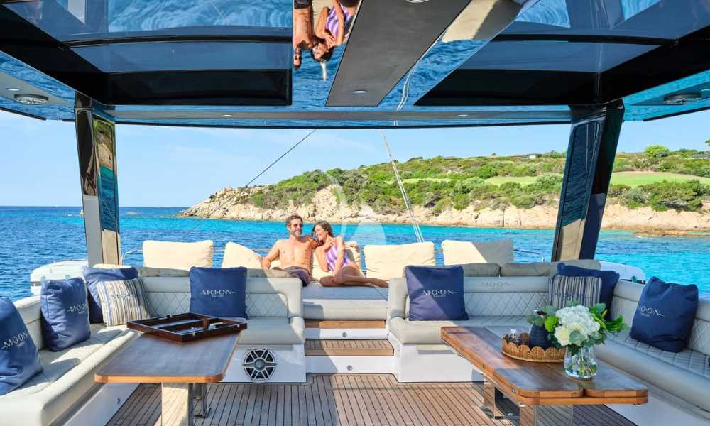 SAIDEIRA catamaran outdoor dining on deck